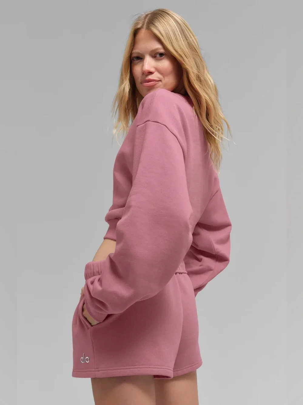 ALO YOGA | ✨NEW✨ Cropped Accolade Crewneck in Pink Wild Rose